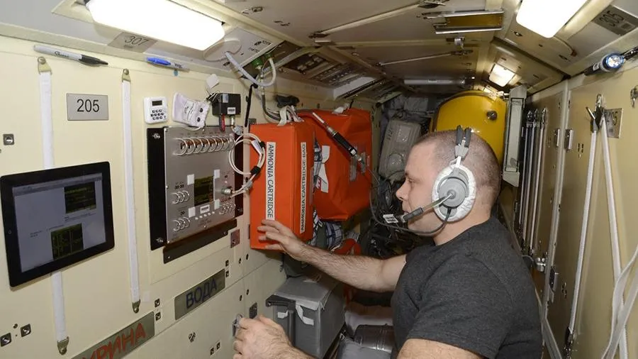 Российские космонавты вернулись к переработке урины в воду