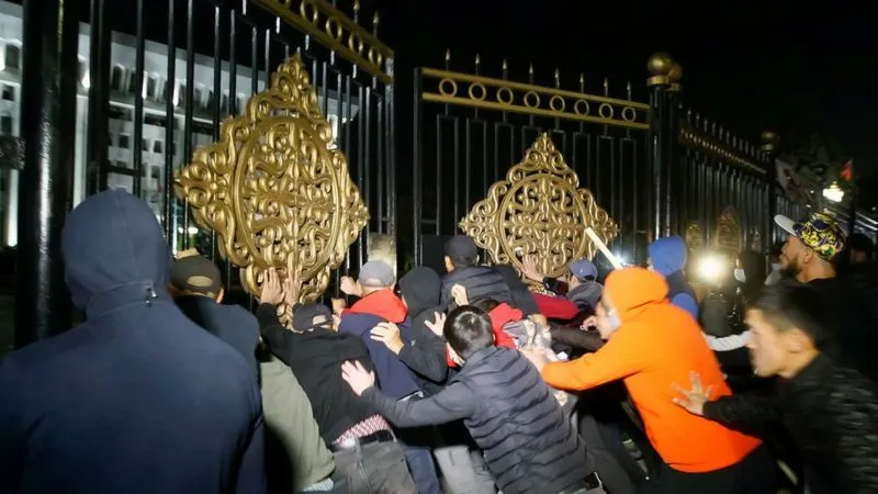 Протестующие в Киргизии взяли штурмом здание правительства