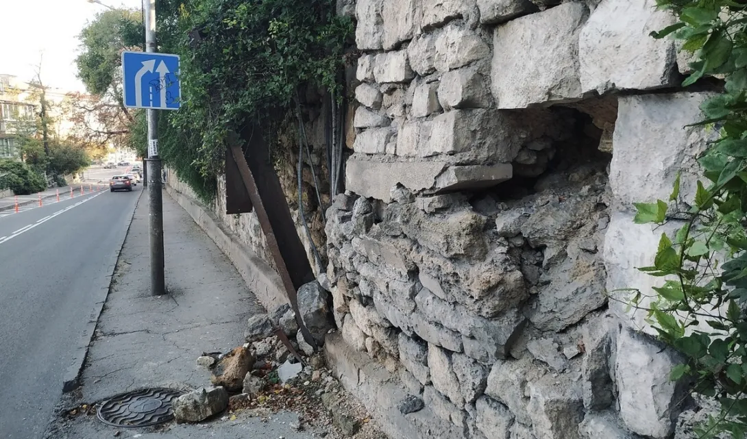 В центре Севастополя частично обрушилась подпорная стена