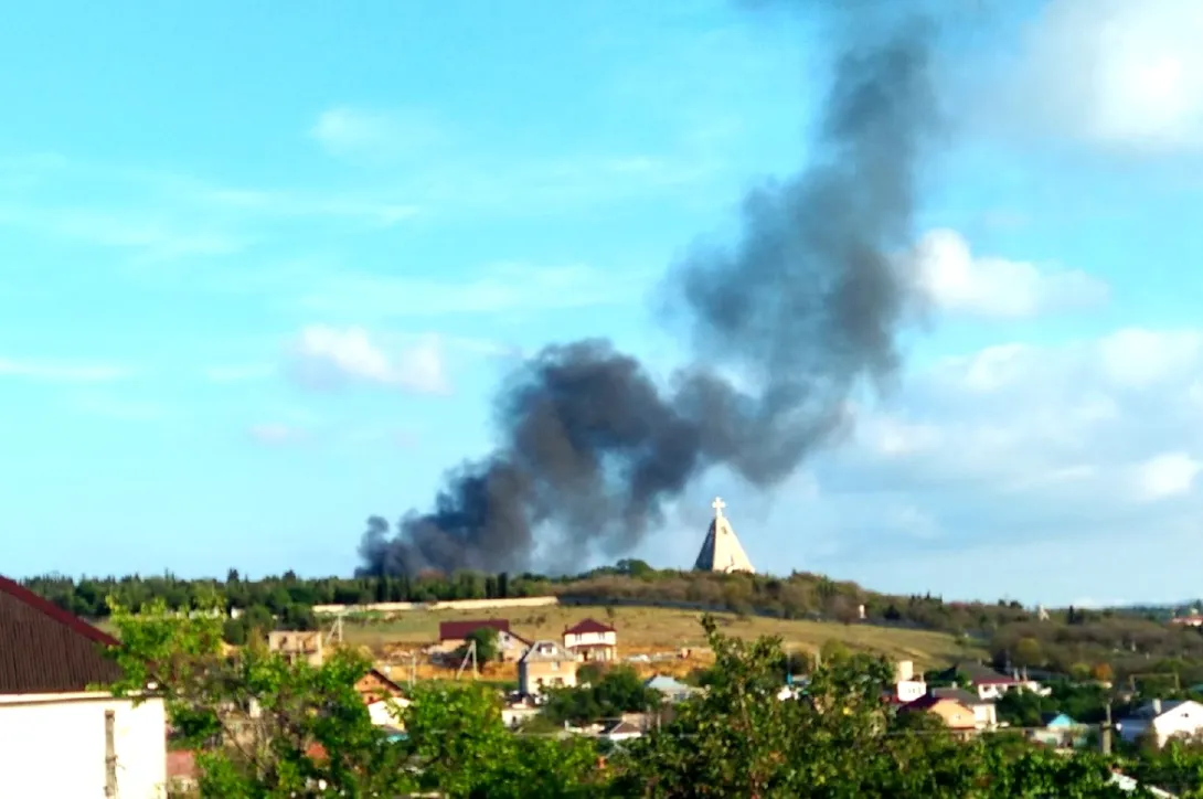 В Севастополе случился пожар у Братского кладбища