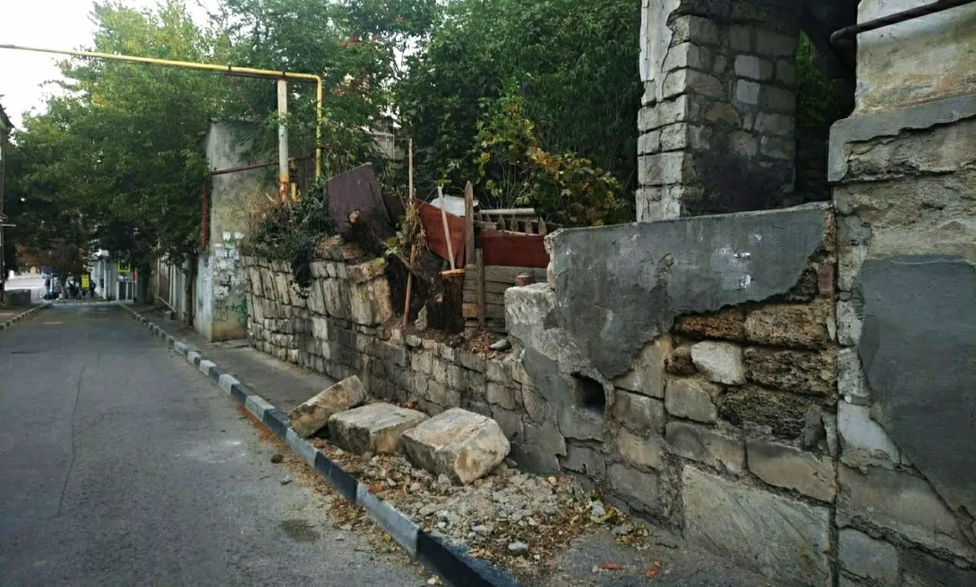 В Севастополе за неделю обрушилась вторая подпорная стена 