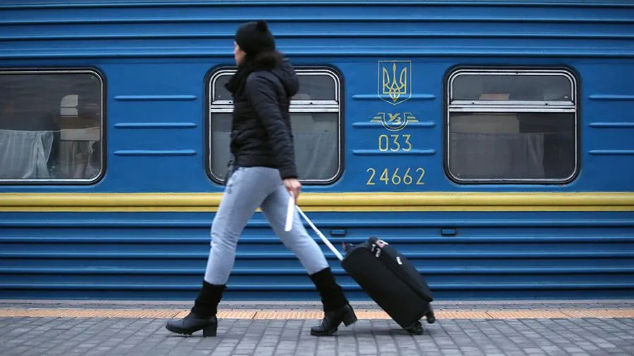 Поезд на Украине остановили из-за двух голых дебоширок
