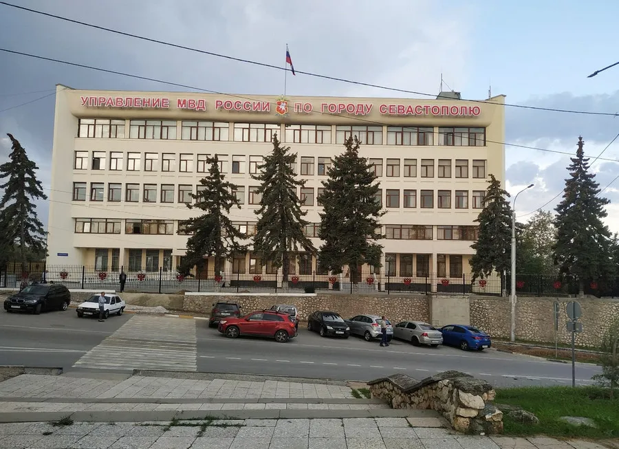 Перед зданием МВД в Севастополе снесут все ели