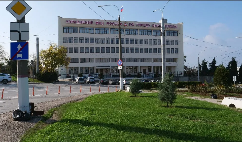 На площади Восставших перед зданием УМВД в Севастополе снесли все старые ели