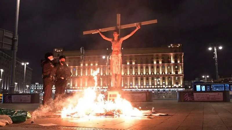 Распятого активиста подожгли на кресте напротив ФСБ на Лубянке