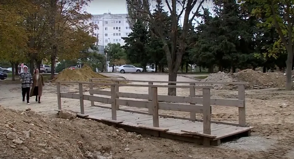 Севастопольский проспект тонет в грязи и разрухе