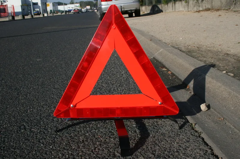 Российские водители требуют изменить устаревшие правила по аварийным знакам
