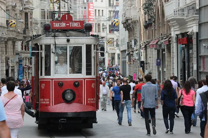 В Турции запретили курить на улицах