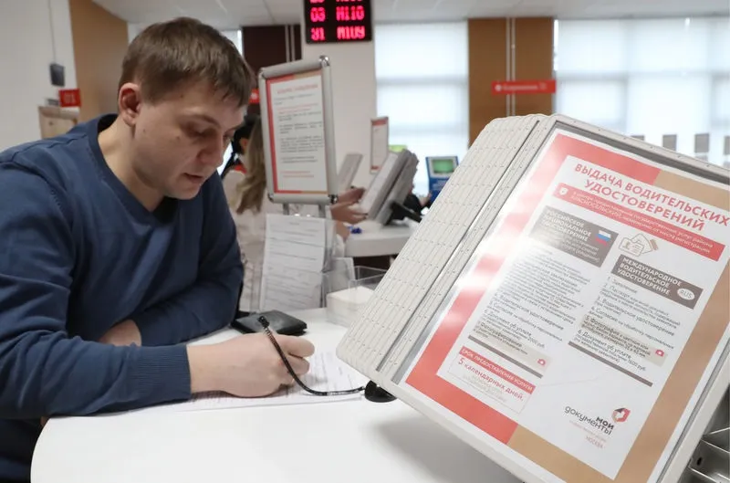 В России ввели новые водительские удостоверения и ПТС