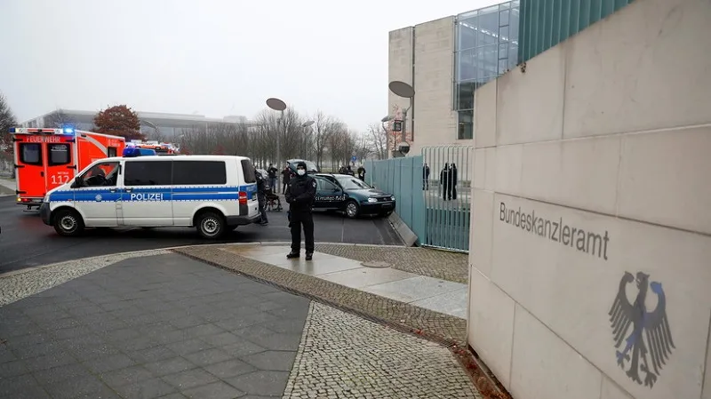 В Берлине автомобиль врезался в ворота ведомства Меркель