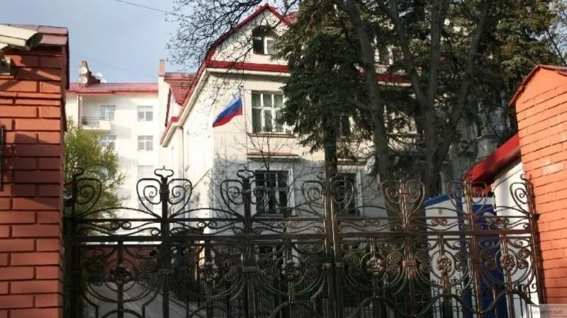 Возле здания Генконсульства РФ во Львове повесили чучело в форме НКВД