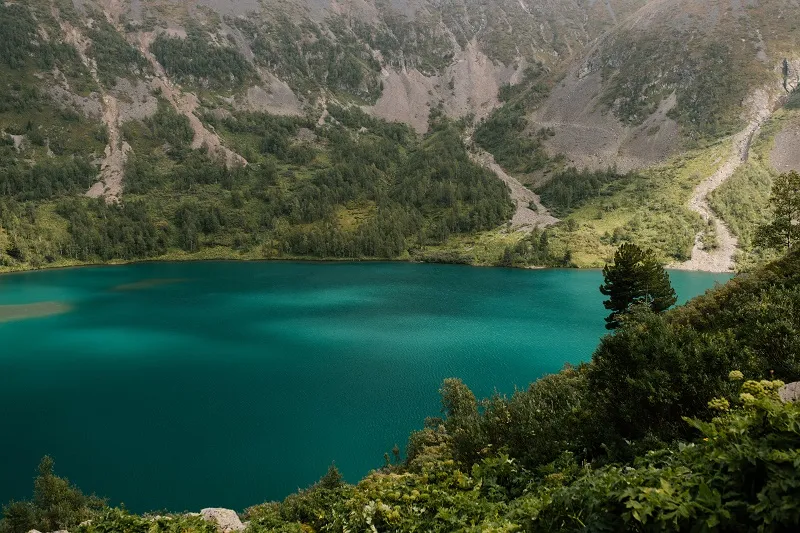 В Крыму исчезает ледниковое Изумрудное озеро