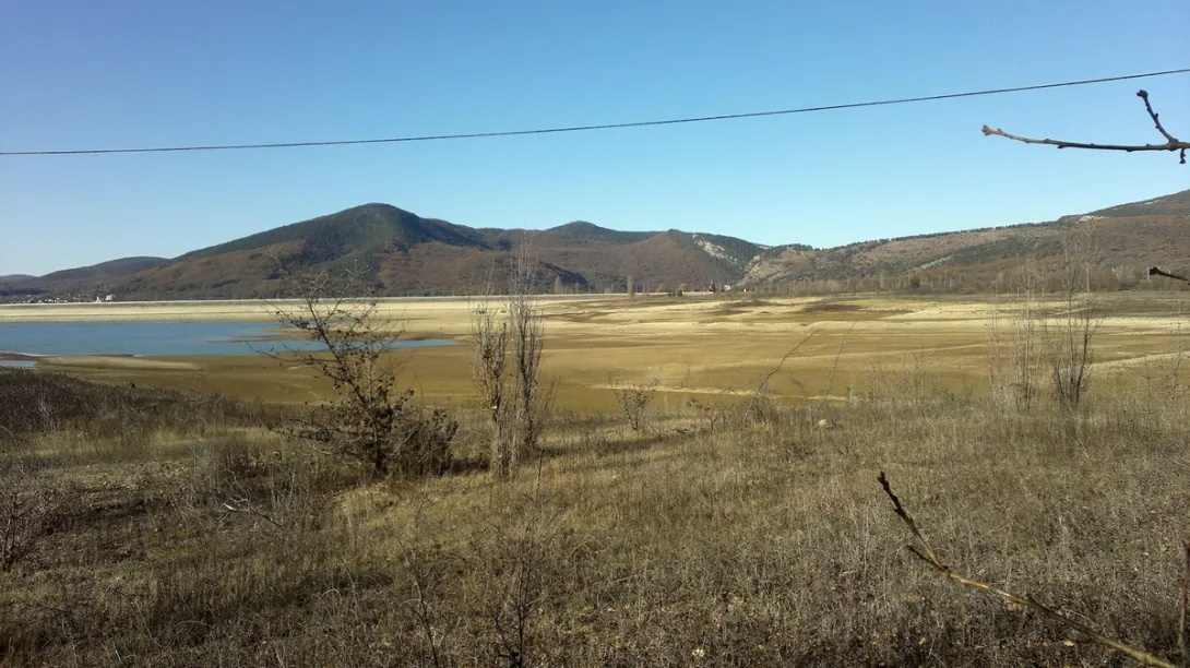«Превращается в помойку»: в Чернореченском водохранилище снова увидели нечистоты