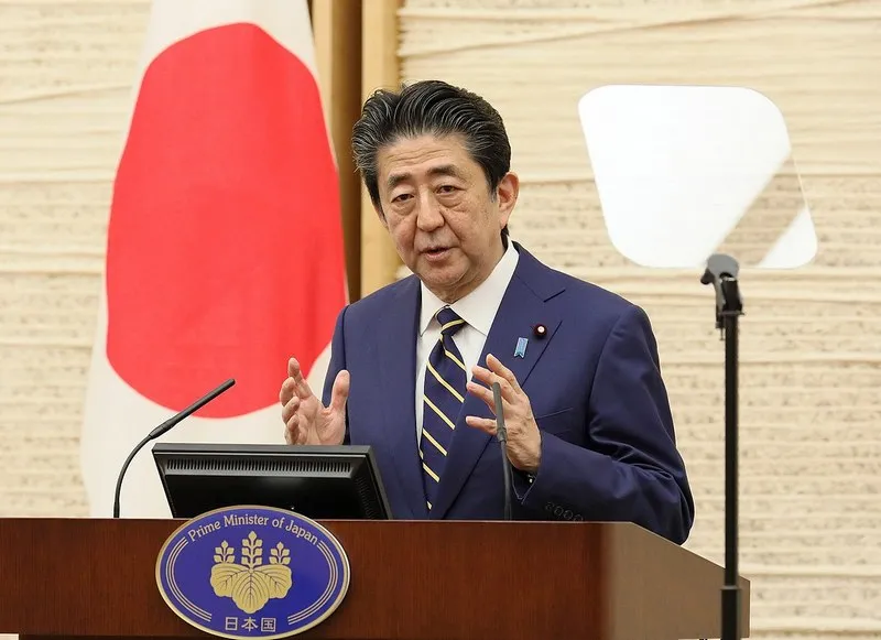 Экс-премьер Японии ответит за банкеты