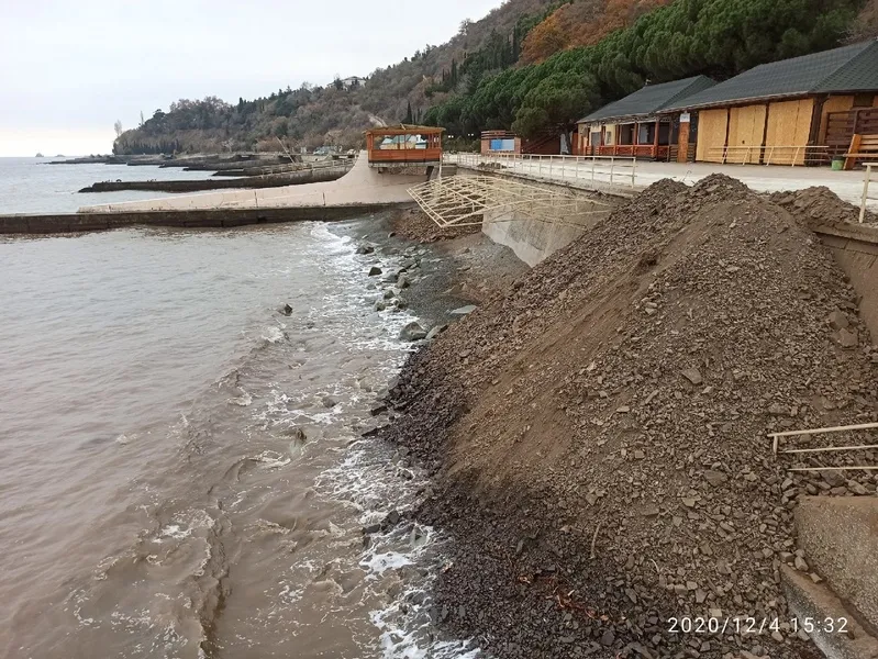 В Крыму галечный пляж пытались расширить землей