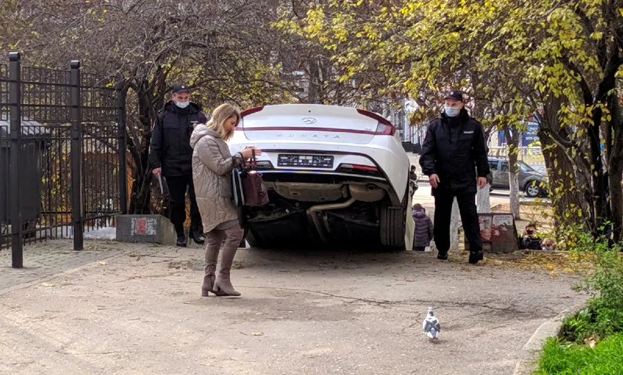 В Севастополе машина решила покататься по лестнице 