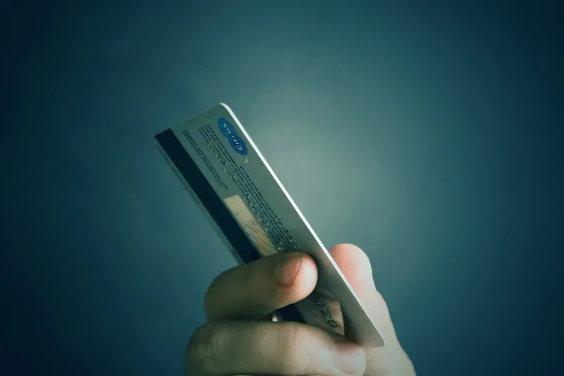 В Приморье школьник украл почти миллион с банковской карты учителя