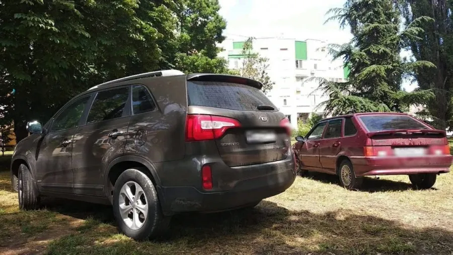 В Севастополе начали штрафовать за парковку на газонах 