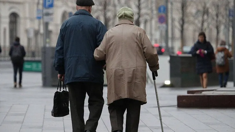 Пожилых жителей Севастополя начнут останавливать на улицах 