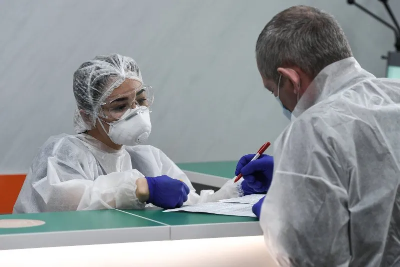Число заразившихся коронавирусом в Крыму за сутки впервые перевалило за 300