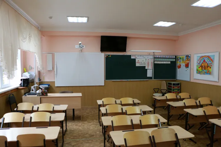 Школьников Севастополя смогут дезинфицировать и распознавать по лицу