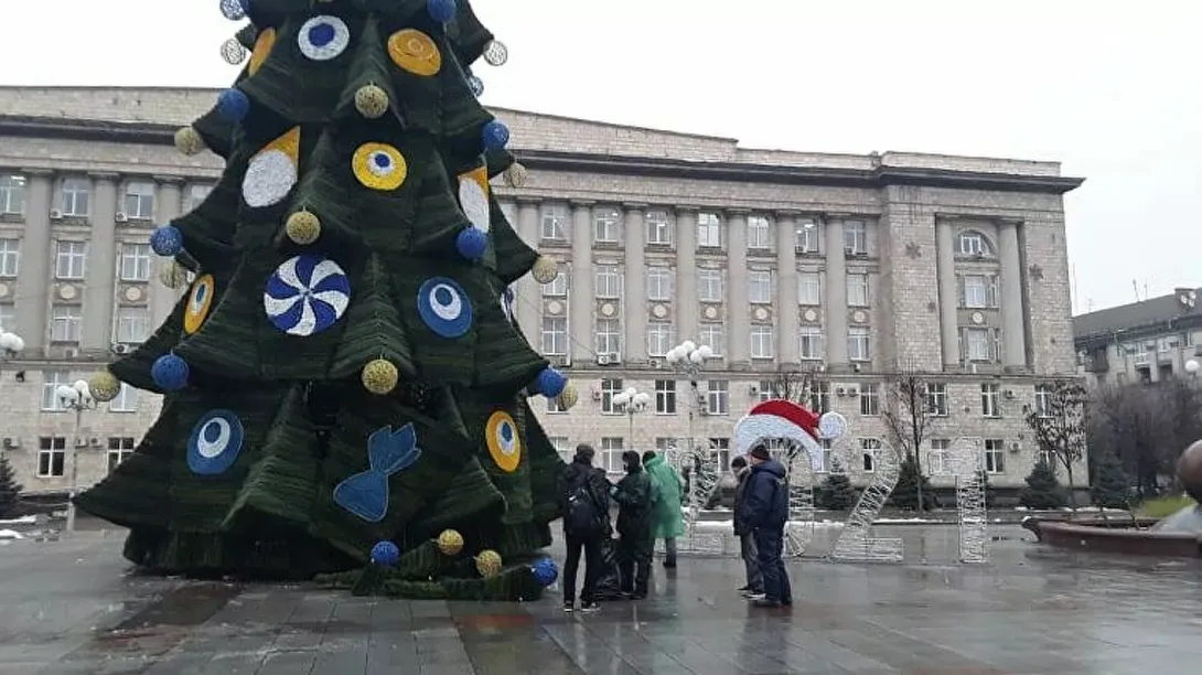 На Украине новогоднюю елку украсили "оком дьявола"