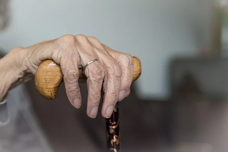 Отказались госпитализировать: в крымской больнице умерла одинокая старушка