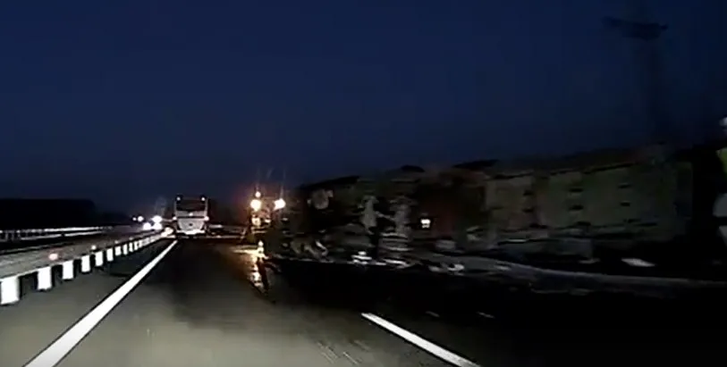 На выезде из Севастополя перевернулась фура