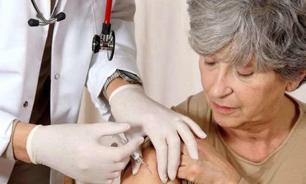Мурашко назвал сроки начала вакцинации от COVID-19 людей старше 60 лет 
