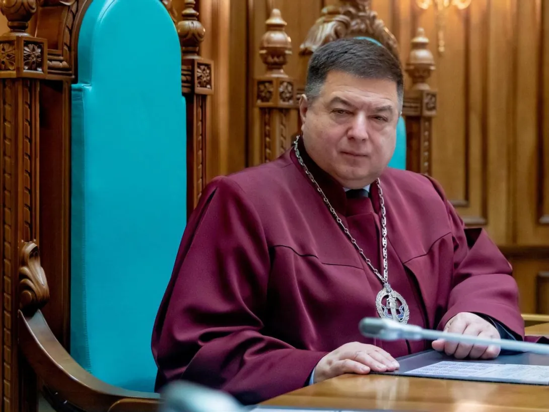 Главу Конституционного суда Украины заподозрили в подкупе свидетеля