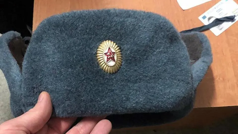 Уголовное дело из-за шапки с серпом и молотом возбудили на Украине