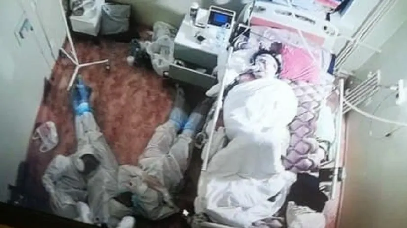 Фото уставших медиков у кровати ковид-пациента взорвало интернет