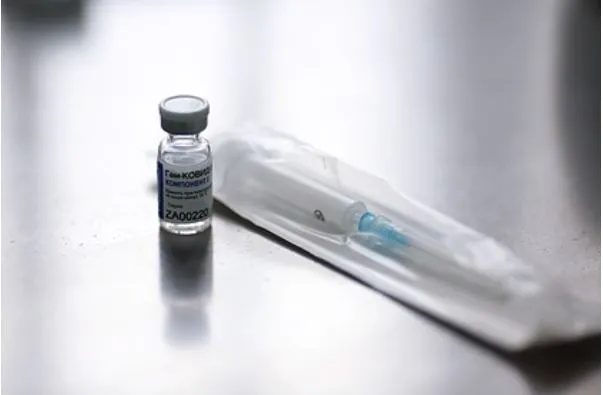 Украинцы потребовали от Зеленского купить российскую вакцину от коронавируса