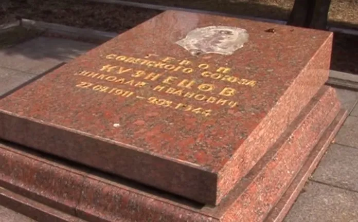 Во Львове вандалы надругались над могилой легендарного советского разведчика