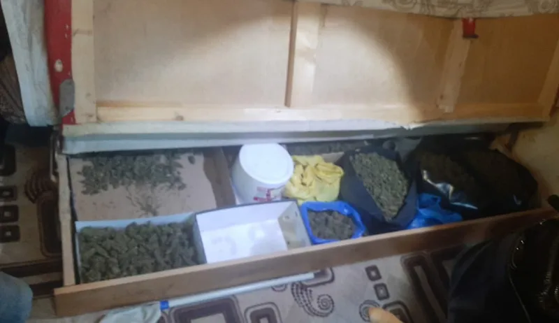 Крымчанин хранил в диване около 13 кг марихуаны