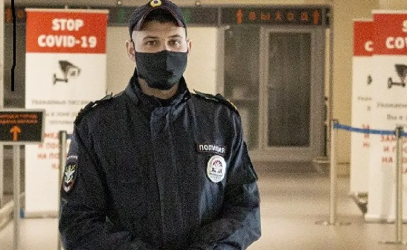 В Крыму на полицейского напали с ножом