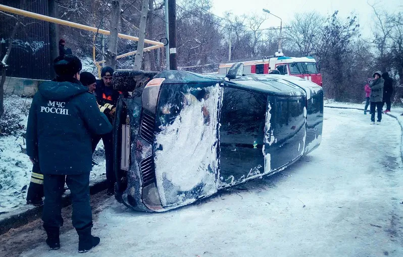 В Севастополе перевернувшийся автомобиль уехал с места ДТП 