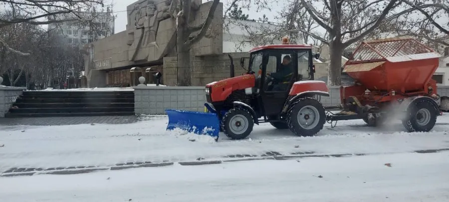 Севастопольские службы продолжают борьбу с зимой