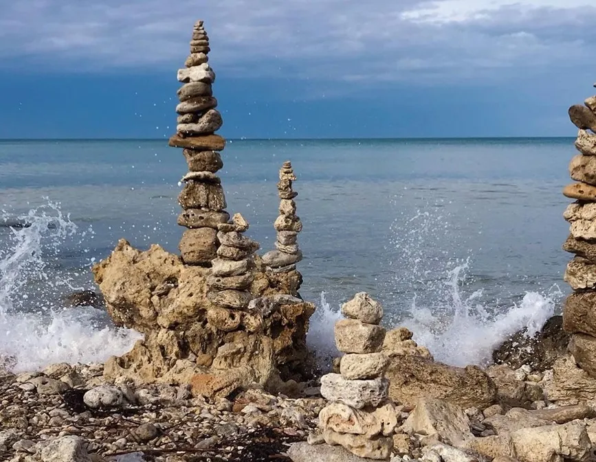 В Севастополе на пляже создали сад камней 