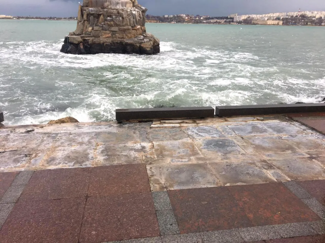 В Севастополе штормом разбило пляж Хрустальный и набережную Корнилова 