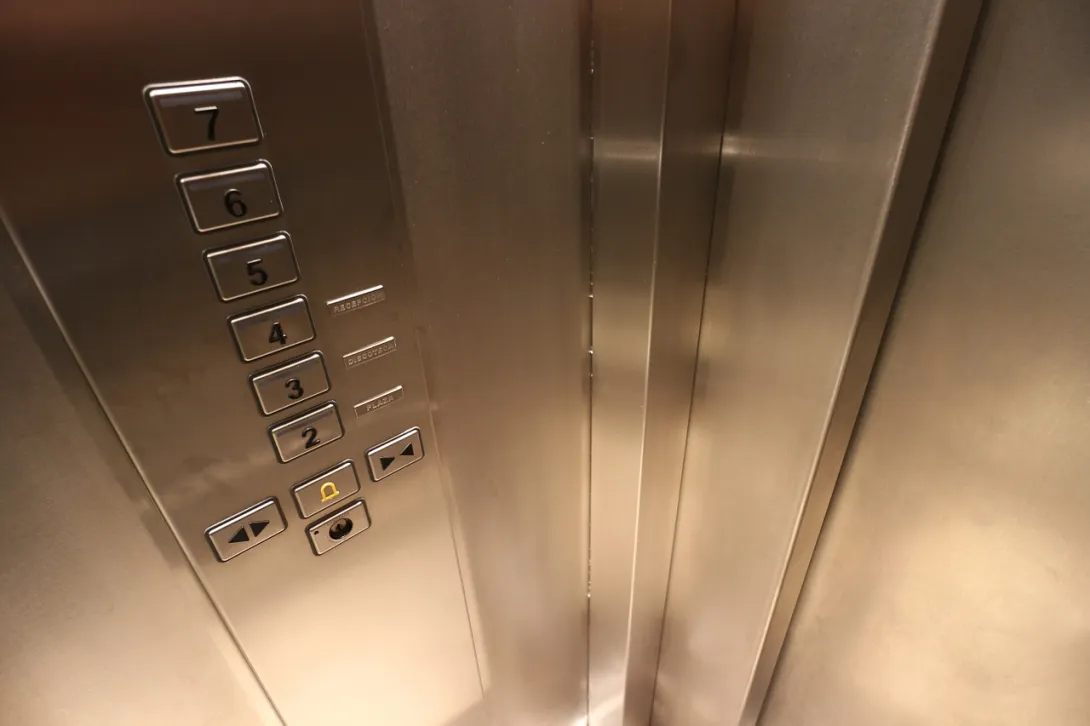 Взбесившийся лифт покалечил ребенка