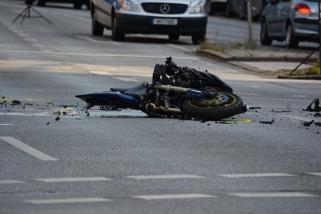 Автомобиль врезался в мотоциклиста на севастопольской дороге