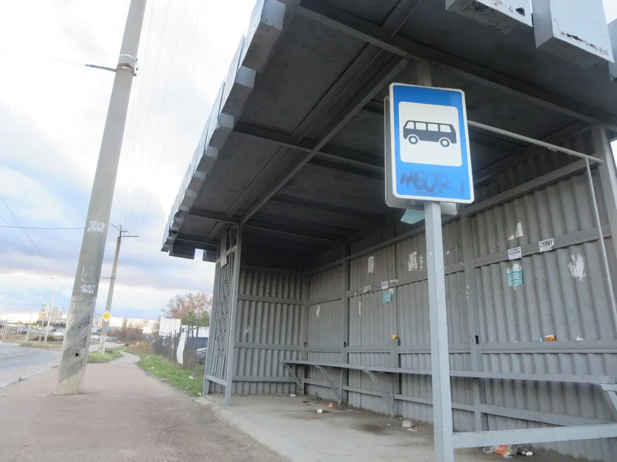 Жители Севастополя потеряли павильон троллейбусной остановки