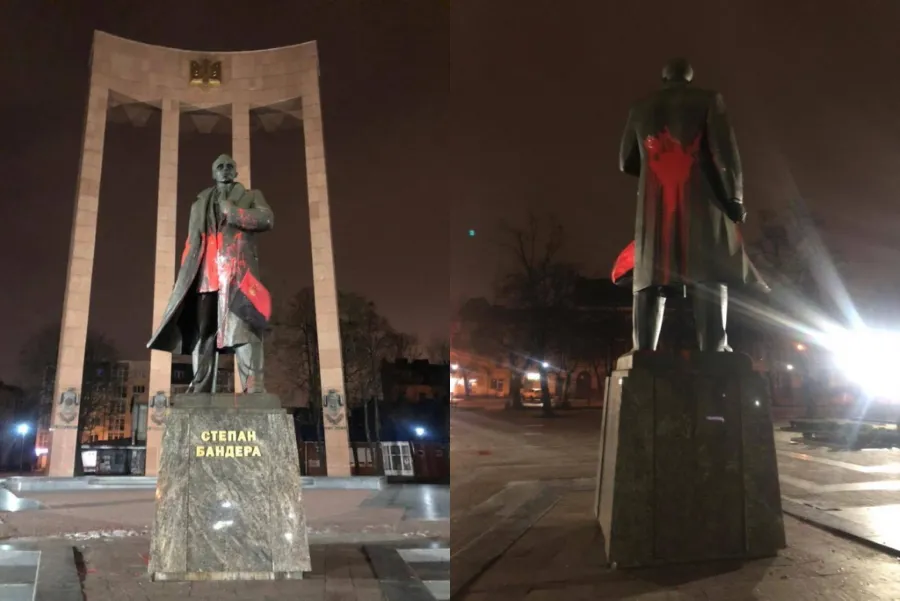 Во Львове облили краской памятник Бандере