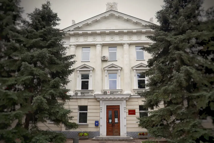 Скандал с уволенным учителем в Севастополе перейдёт в суд