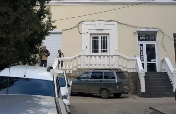 Девушка сама восстанавливает исторический облик дома в центре Севастополя
