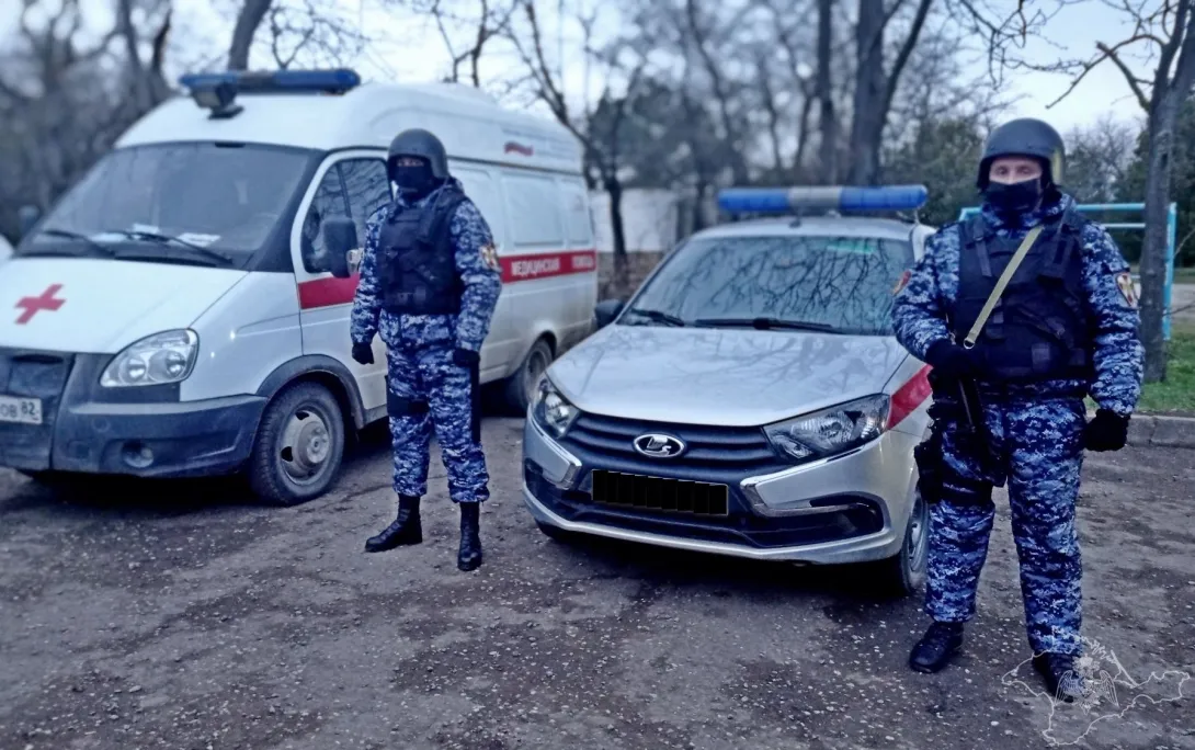 Крымские росгвардейцы пробивали медикам дорогу к раненой женщине