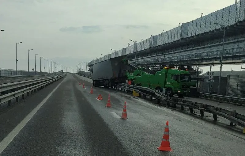 Фура повисла на ограждении Крымского моста