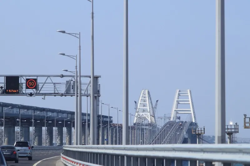 Крымский мост засыпали солью