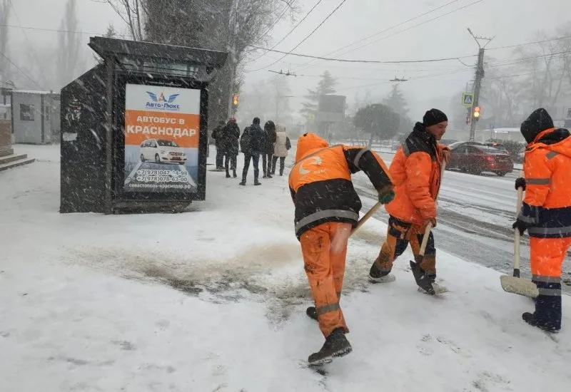 Севастополь движется сквозь снег со скоростью 35 км/ч 